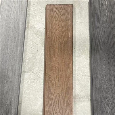 Koje su estetske razlike između vanjske ograde od glatkog i teksturiranog vinila?